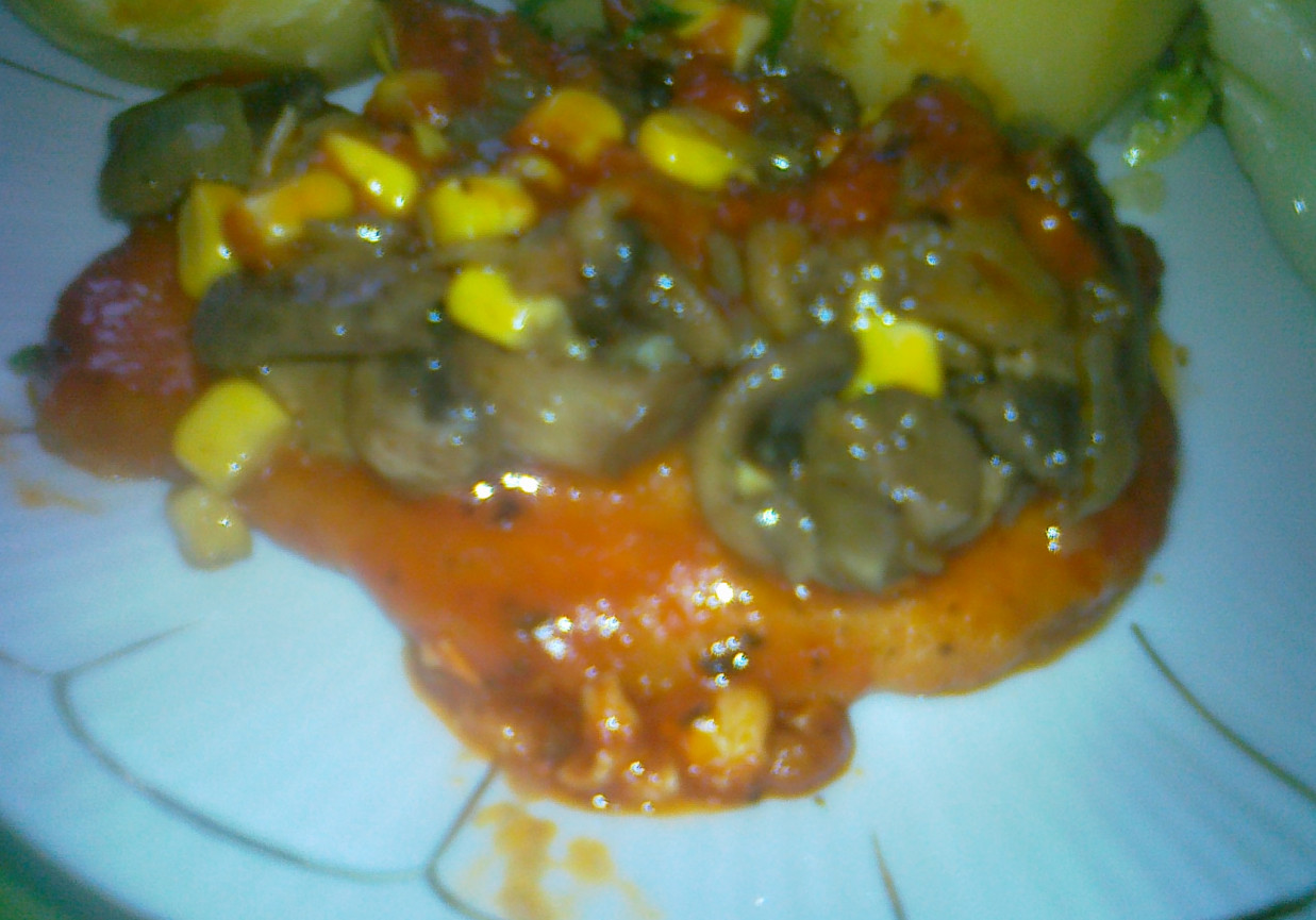 kotlety schabowe duszonew sosie pomidorowym z dodatkami foto
