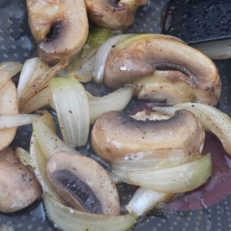 Krok 2 - Kotlety schabowe z salami i pieczarkami foto