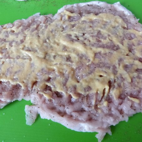 Krok 3 - Kotlety schabowe z salami i pieczarkami foto