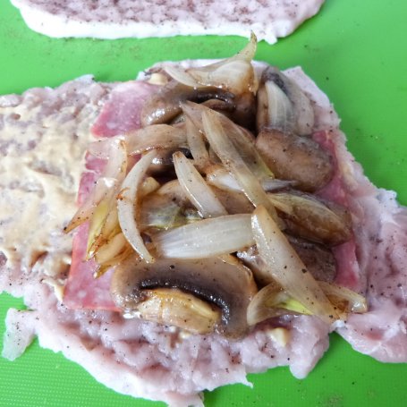 Krok 5 - Kotlety schabowe z salami i pieczarkami foto