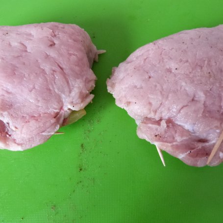 Krok 7 - Kotlety schabowe z salami i pieczarkami foto