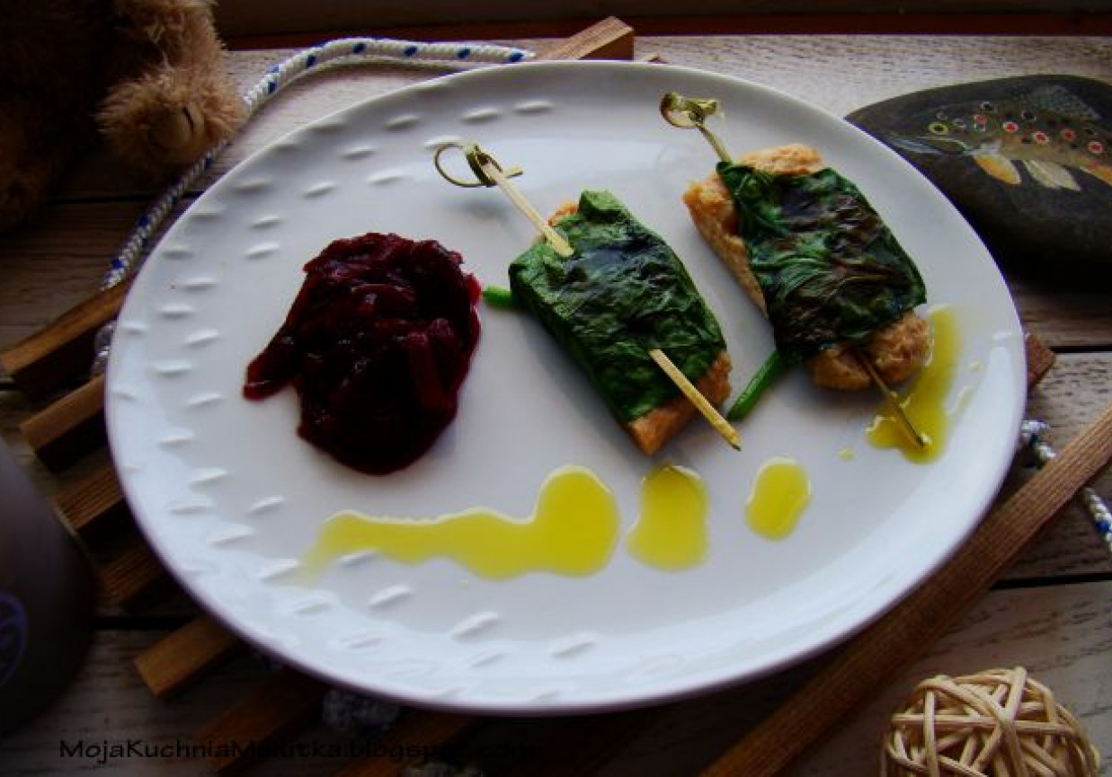 Kotlety sojowe grillowane w liściach szpinaku foto