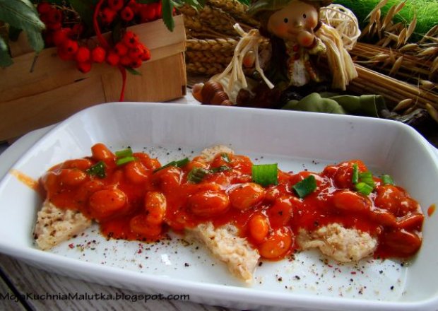 Fotografia przedstawiająca Kotlety sojowe  z fasolką w pomidorach