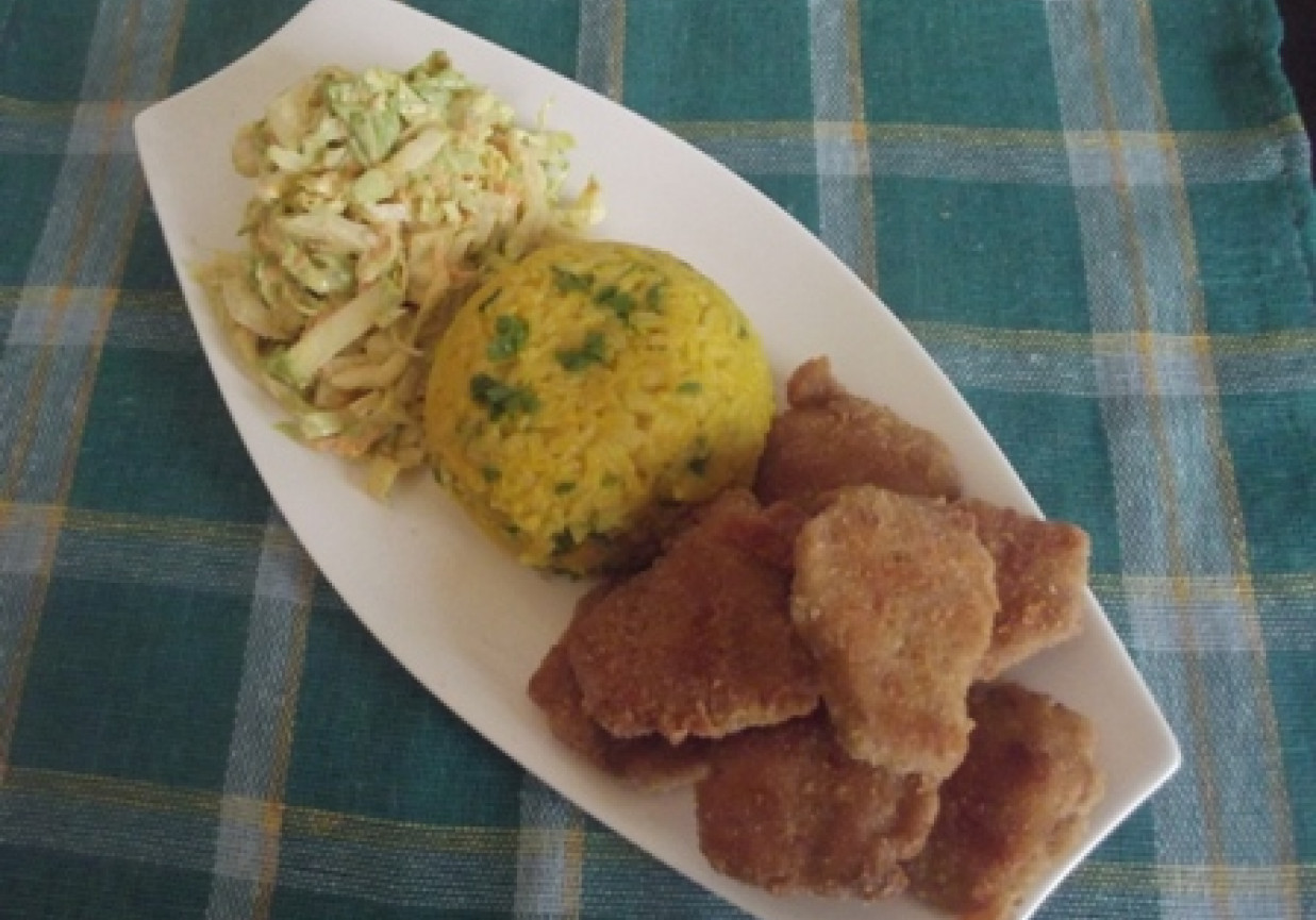 Kotlety sojowe z żółtym ryżem i surówką foto