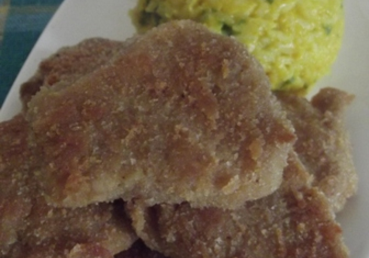 Kotlety sojowe z żółtym ryżem i surówką foto