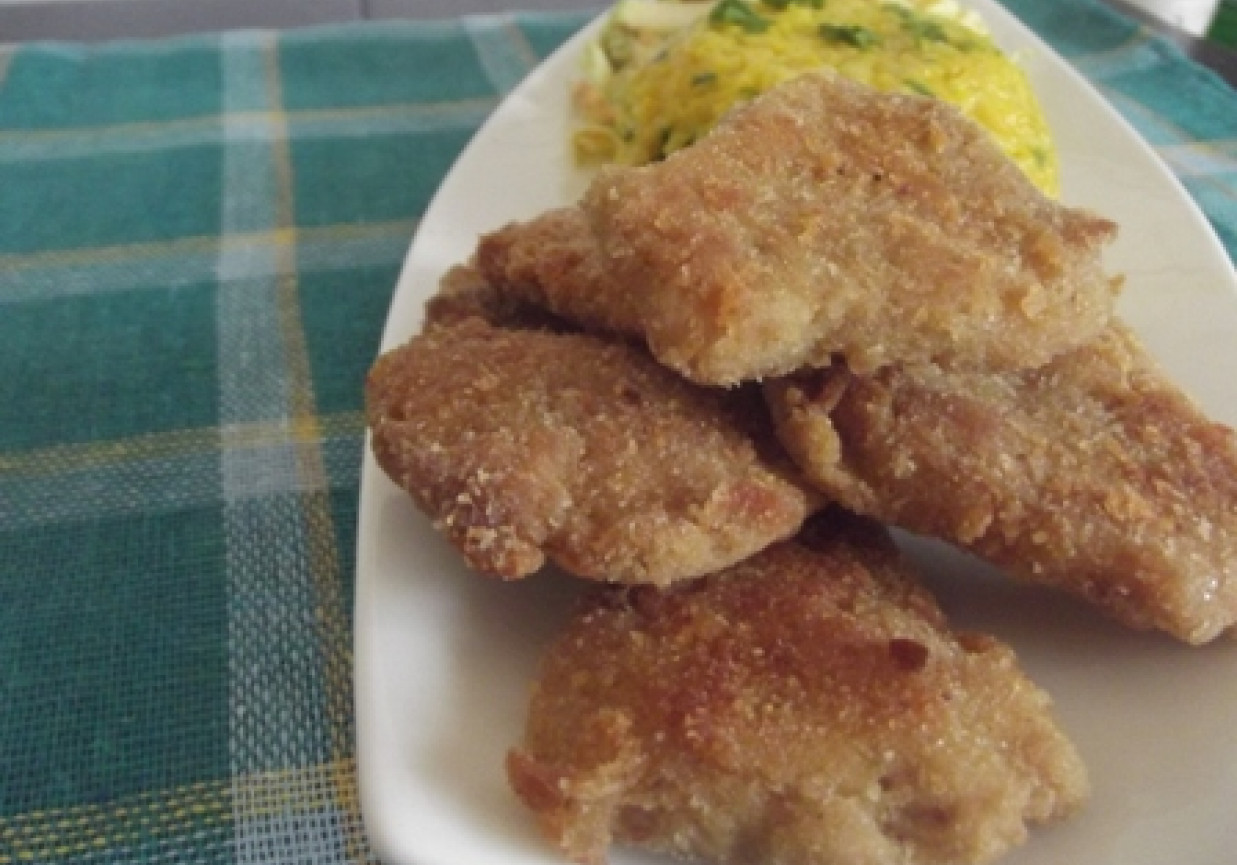 Kotlety sojowe z żółtym ryżem i surówką foto