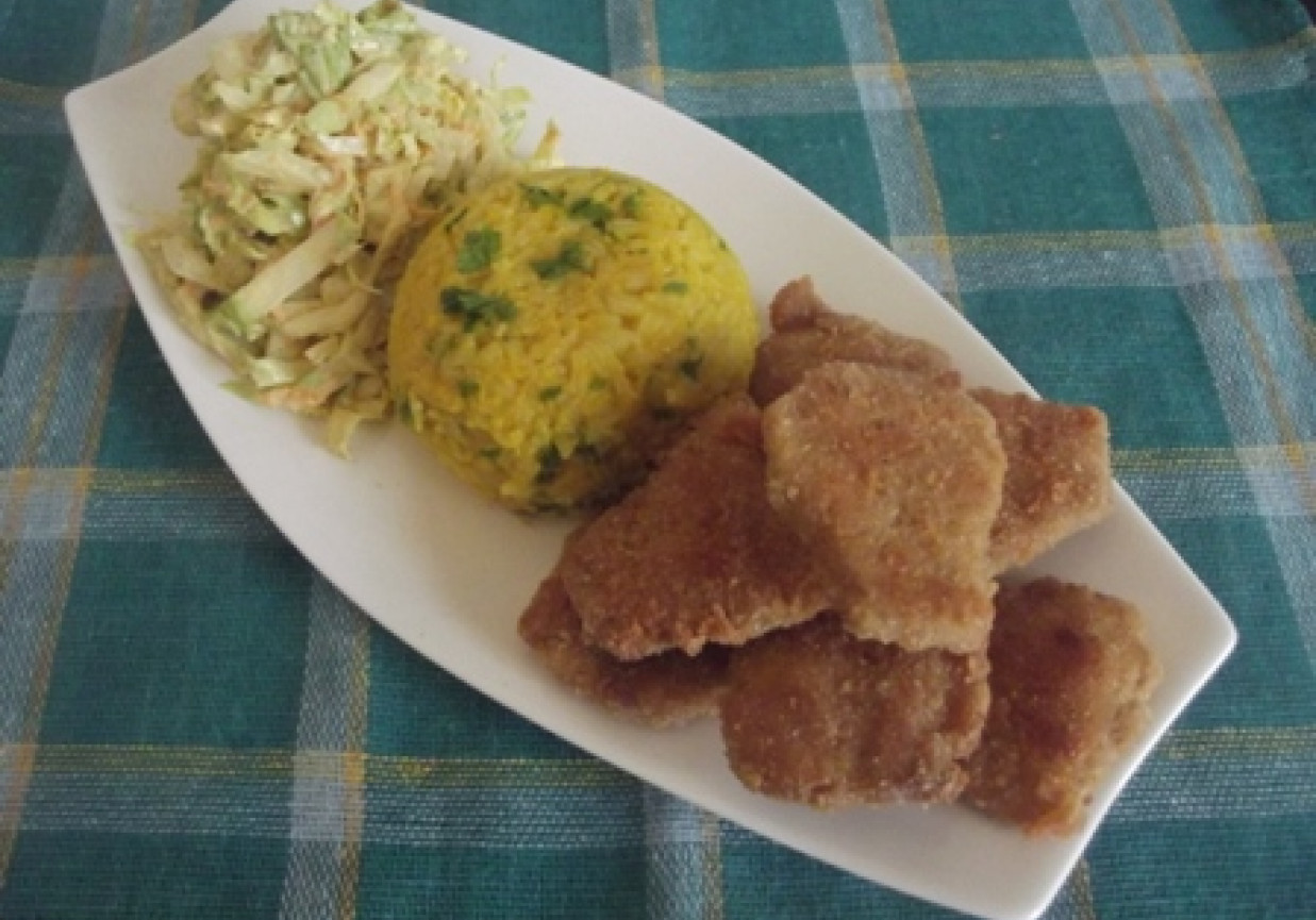 Kotlety sojowe z żółtym ryżem i surówką foto