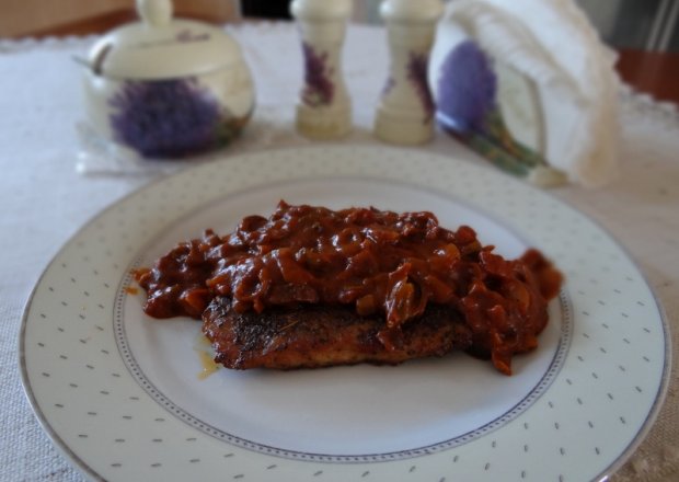 Fotografia przedstawiająca Kotlety wieprzowe z sosem myśliwskim
