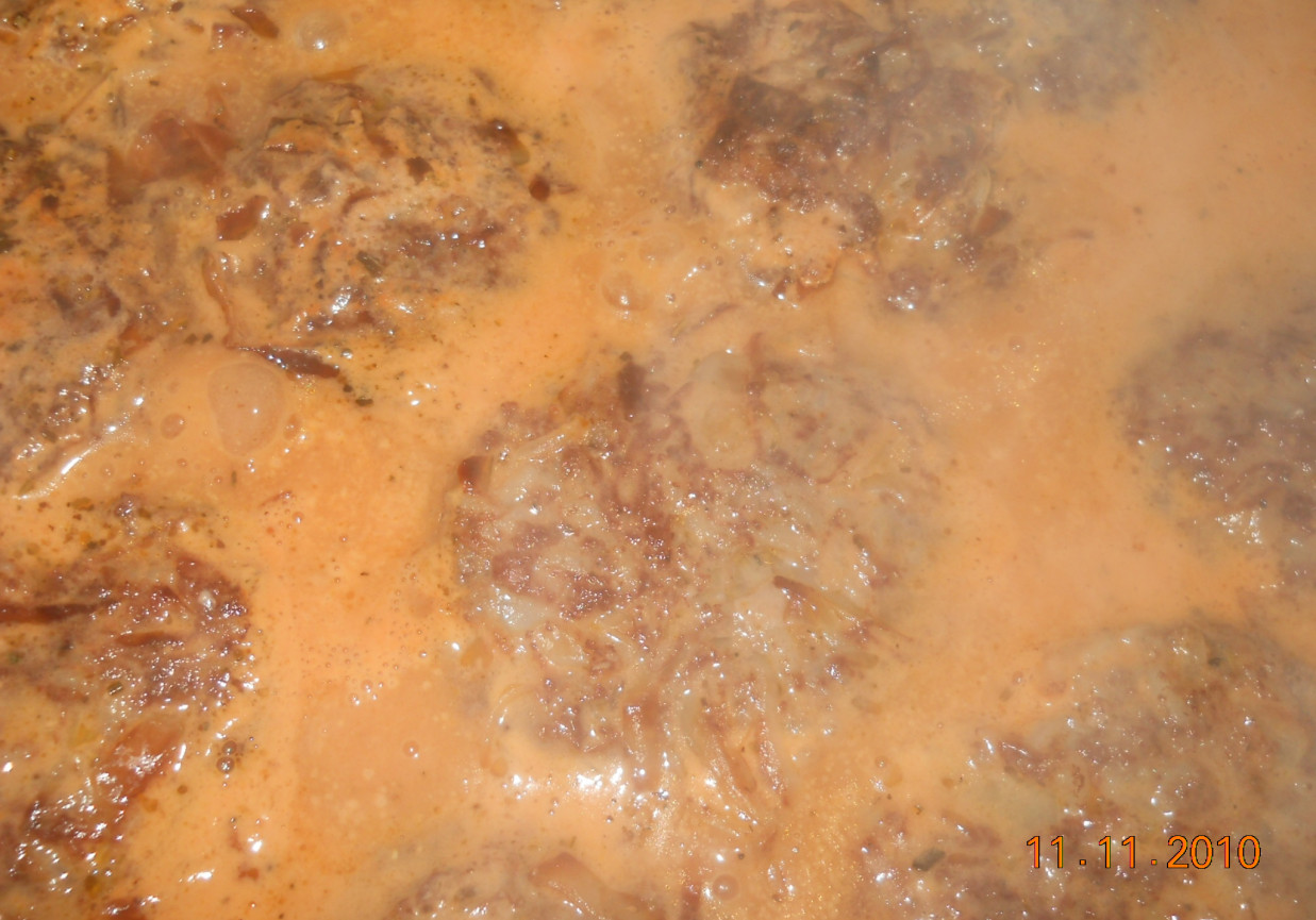 kotlety z kapustą duszone w sosie pomidorowym foto