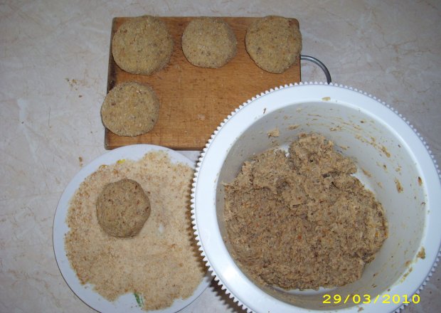 Fotografia przedstawiająca kotlety z kaszy i miesa gotowanego