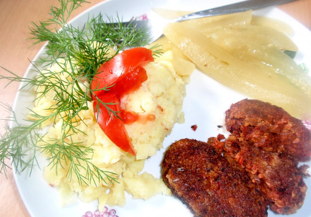Kotlety z kaszy jaglanej z burakiem foto