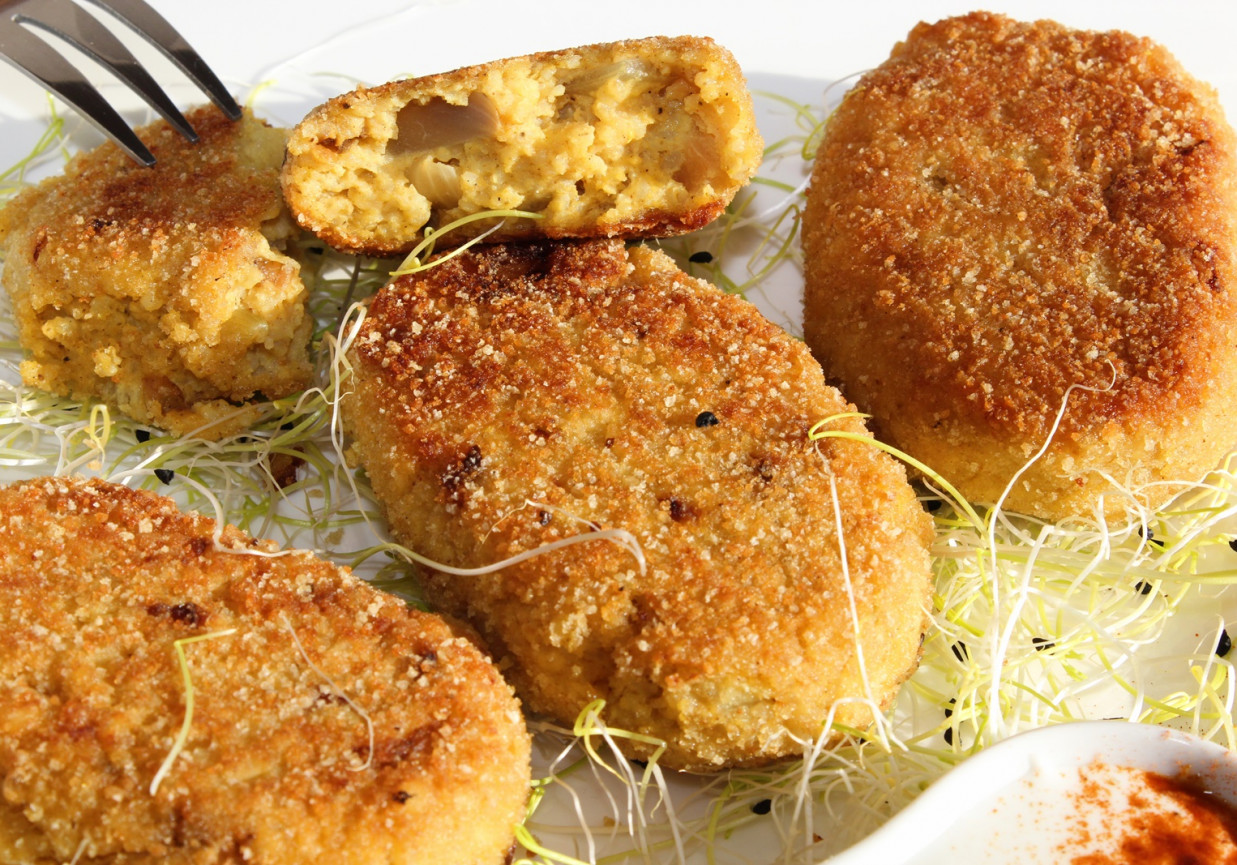Kotlety z kaszy jaglanej ze smażoną cebulą i nutą paprykowo-curry  foto