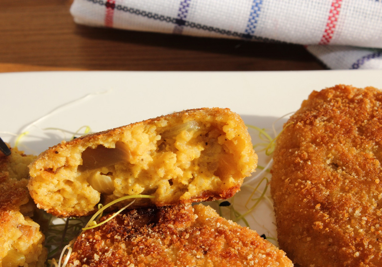 Kotlety z kaszy jaglanej ze smażoną cebulą i nutą paprykowo-curry  foto