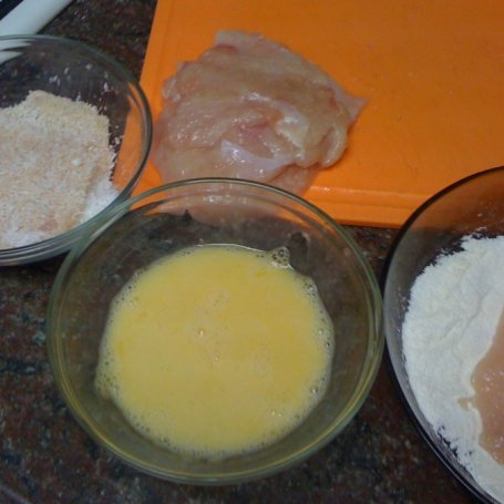 Krok 2 - Kotlety z kurczaka panierowane w wiórkach kokosowych z ryżem i owocową sałatką foto