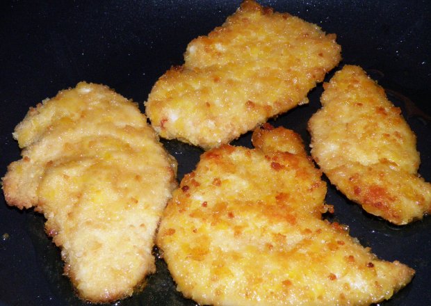 Fotografia przedstawiająca Kotlety z kurczaka w płatkach kukurydzianych - czosnkowe