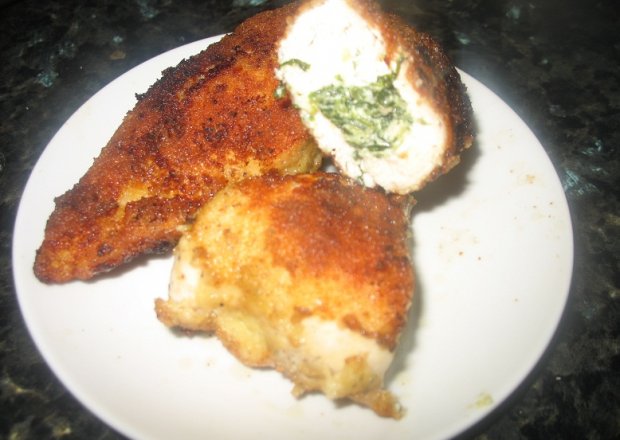 Fotografia przedstawiająca Kotlety z kurczaka z fetą i szpinakiem