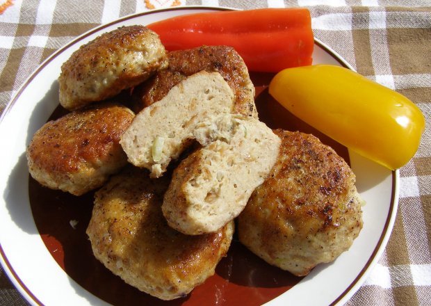 Fotografia przedstawiająca kotlety z mielone z kurczaka do pieczywa...