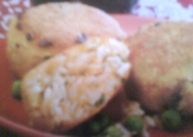 Fotografia przedstawiająca kotlety z ryżu z zielonym groszkiem