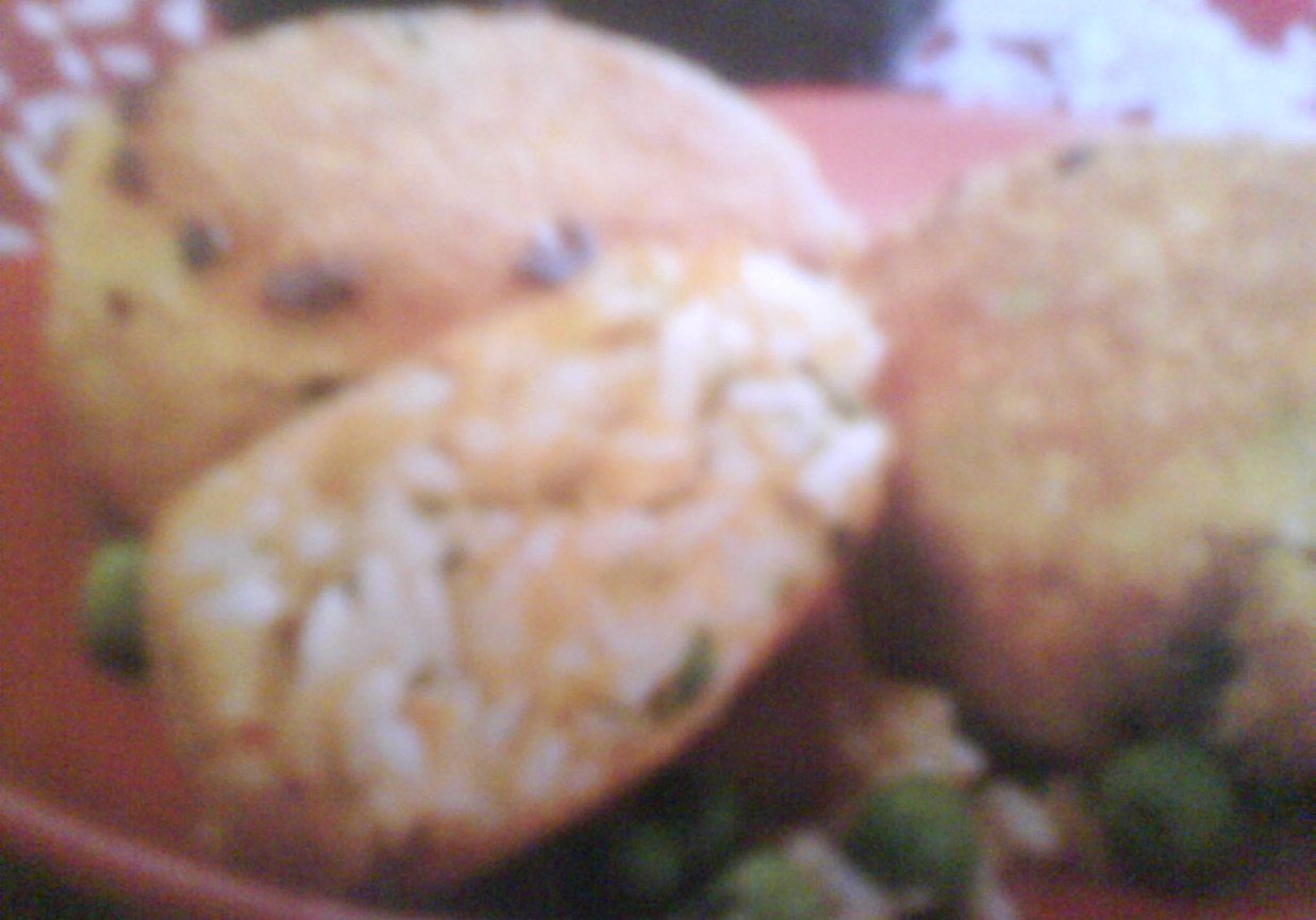kotlety z ryżu z zielonym groszkiem foto