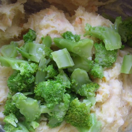 Krok 3 - Kotlety ziemniaczane z brokułem i marchewką foto