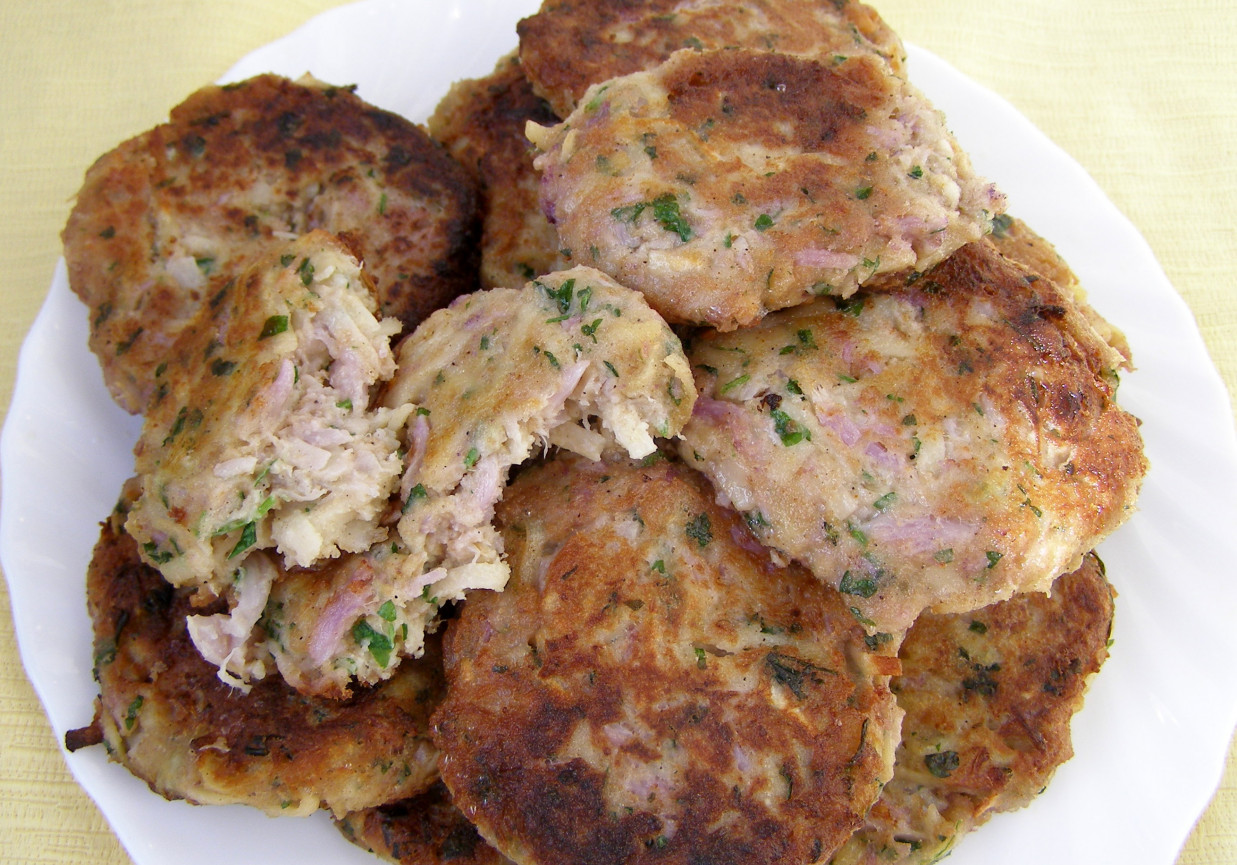 kotlety ziemniaczane z kalafiorem fioletowym i mozzarellą... foto