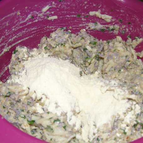 Krok 2 - kotlety ziemniaczane z kalafiorem fioletowym i mozzarellą... foto