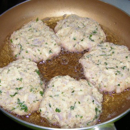 Krok 3 - kotlety ziemniaczane z kalafiorem fioletowym i mozzarellą... foto
