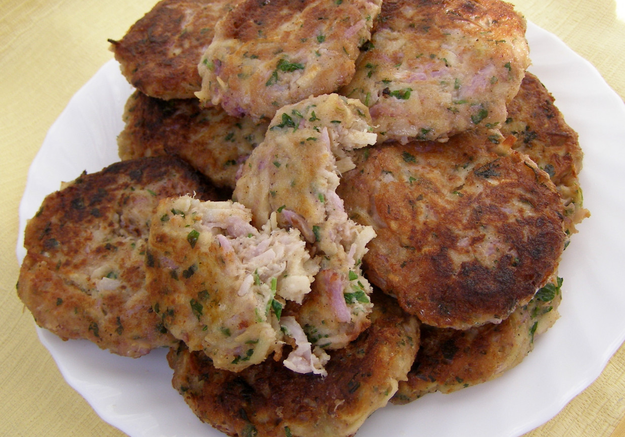 kotlety ziemniaczane z kalafiorem fioletowym i mozzarellą... foto