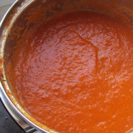 Krok 4 - Kotlety ziemniaczane z pieczarkami i żółtym serem w sosie pomidorowym foto
