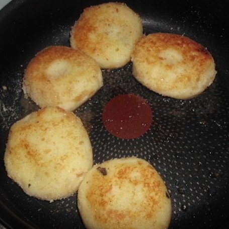 Krok 5 - Kotlety ziemniaczane z pieczarkami foto