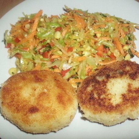 Krok 6 - Kotlety ziemniaczane z pieczarkami foto