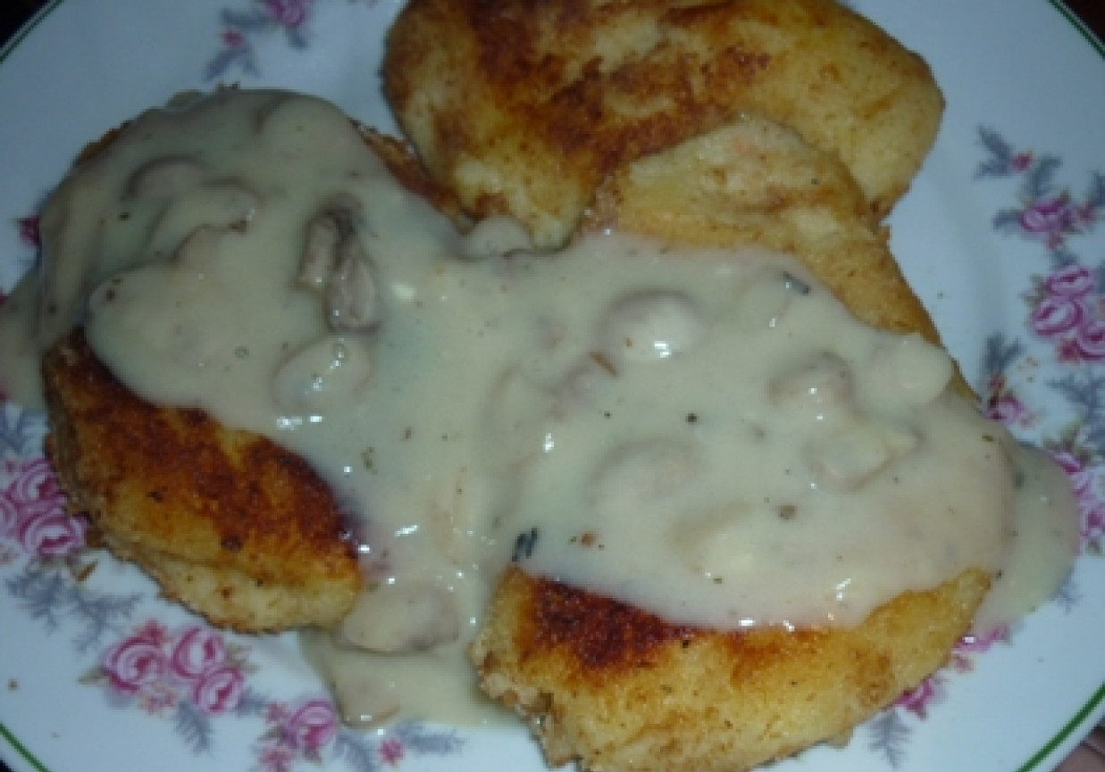 kotlety ziemniaczane z sosem pieczarkowym foto