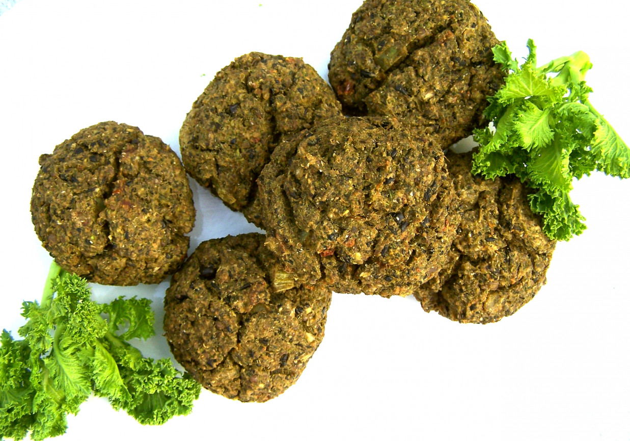 kotlety/ciastka z czarnej fasoli i jarmużu (z piekarnika) foto