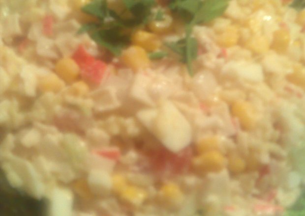 Fotografia przedstawiająca Krabowa sałatka z majonezem