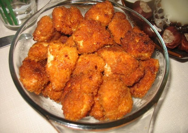 Fotografia przedstawiająca krakersowe nugetsy z kurczaka z nutką ostrości