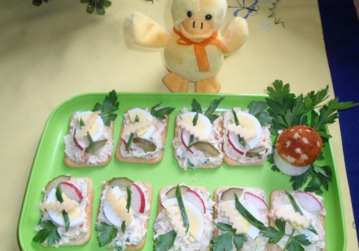 krakersy z pastą rybno  jajeczną foto