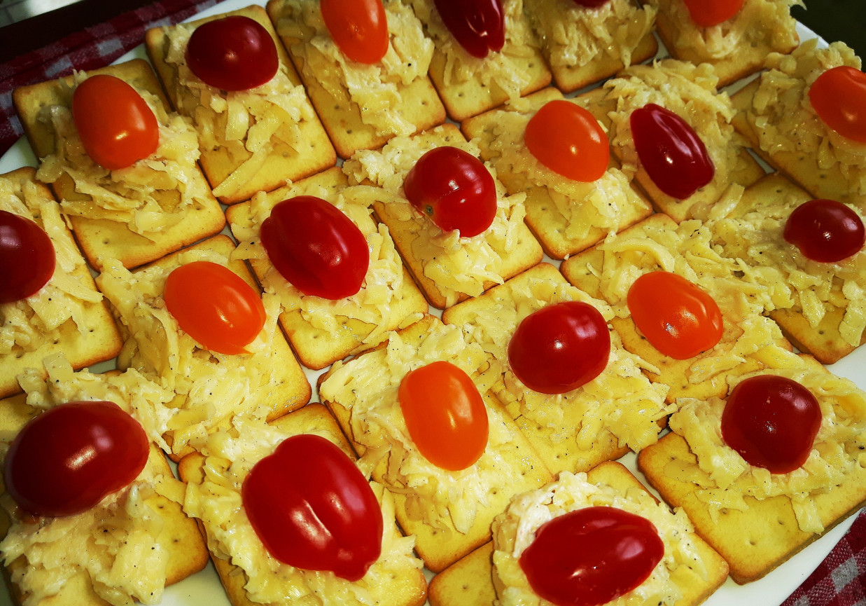 Krakersy z pastą serową i pomidorkami  foto