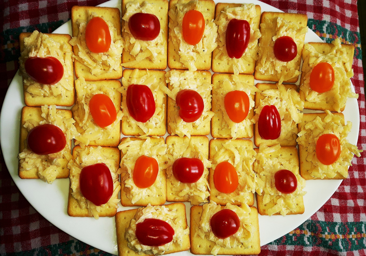 Krakersy z pastą serową i pomidorkami  foto