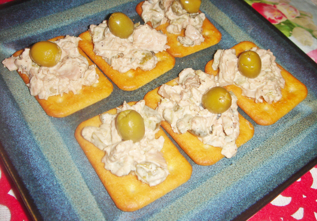 Krakersy z pastą z tuńczyka i oliwek foto