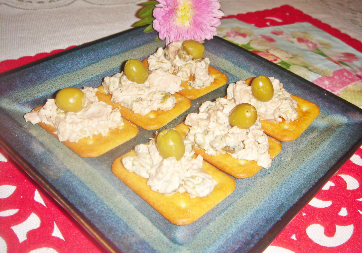 Krakersy z pastą z tuńczyka i oliwek foto