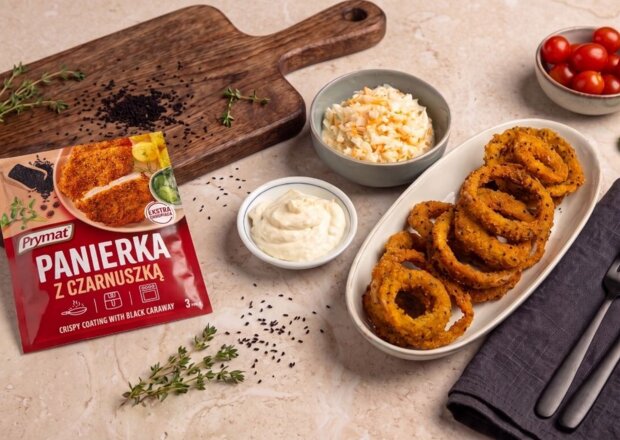 Fotografia przedstawiająca Krążki cebulowe w panierce z aioli cytrynowym