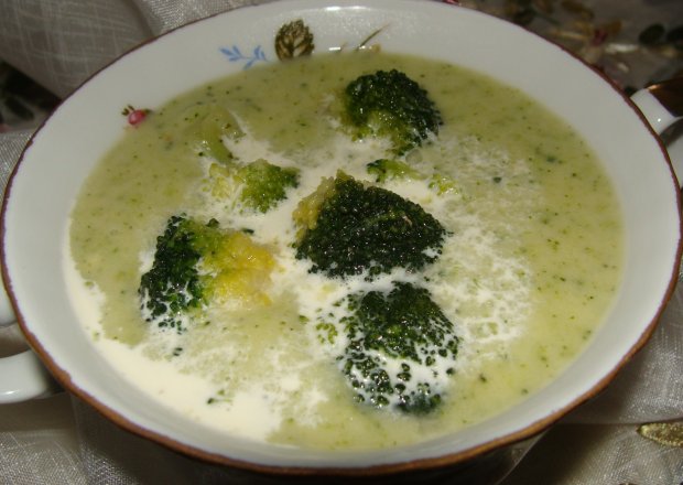 Fotografia przedstawiająca Krem brokułowy z mimolette