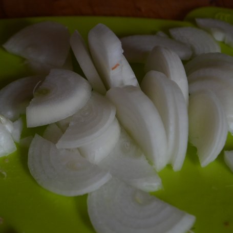 Krok 1 - Krem cebulowy z grzankami i wędzonym serem foto
