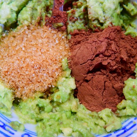 Krok 2 - Krem czekoladowo-kokosowy z avocado i pistacjami foto