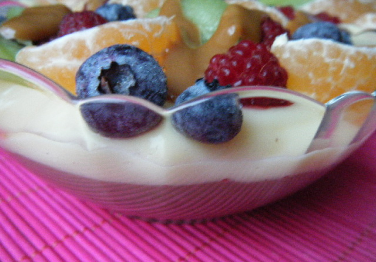 Krem czekoladowo-waniliowy z owocami foto
