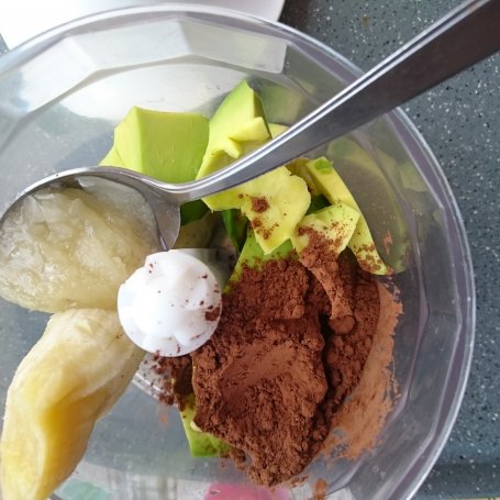 Krok 3 - Krem czekoladowy z awokado i banana z kokosową kruszonką  foto