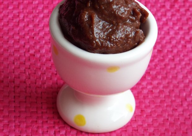 Fotografia przedstawiająca Krem czekoladowy z awokado i daktyli