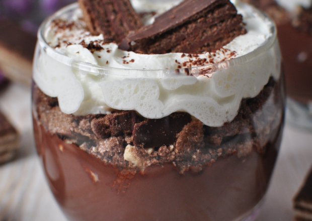 Fotografia przedstawiająca Krem czekoladowy z wafelkami