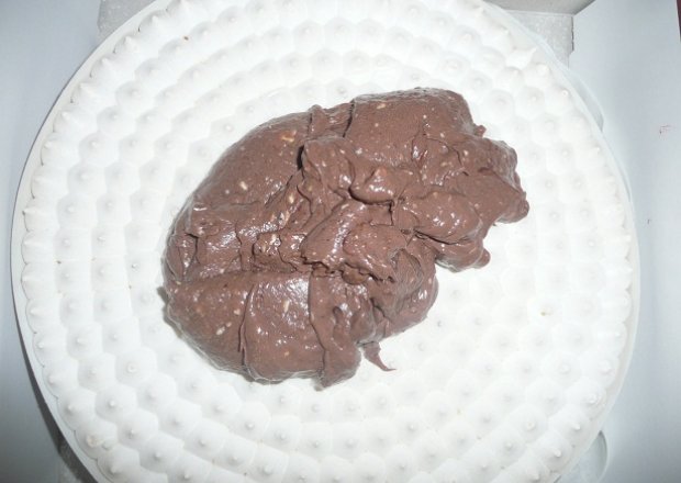 Fotografia przedstawiająca krem do tortu bezowego