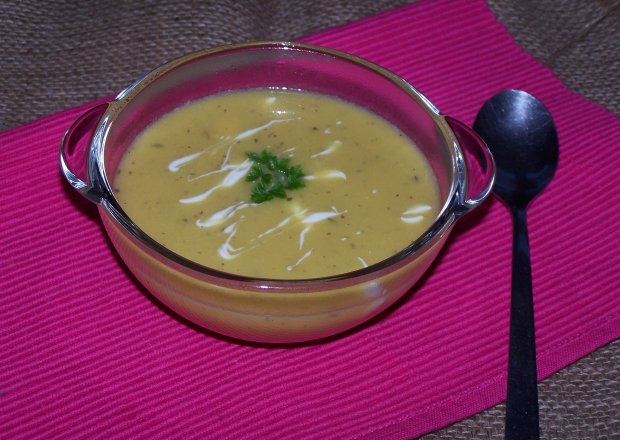 Fotografia przedstawiająca Krem dyniowo-ziemniaczany, czyli lekka zupa na gołębiu